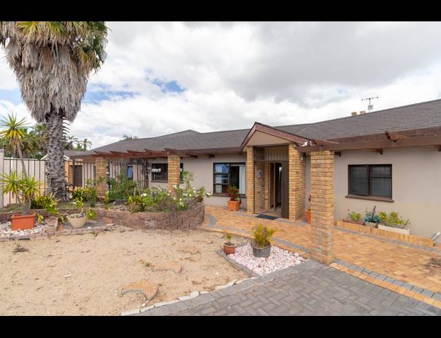 7 BEDROOM GUEST HOUSE FOR SALE IN PLATTEKLOOF